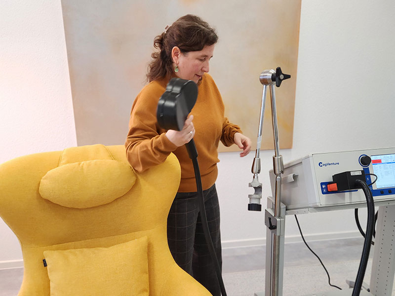 Helga Garcia während der behandelnden rTMS Therapie